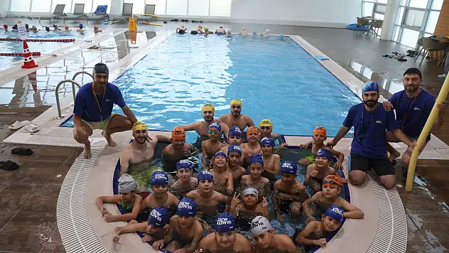 Konya'da hayat kurtaran eğitim: On binlerce çocuk yüzme öğreniyor