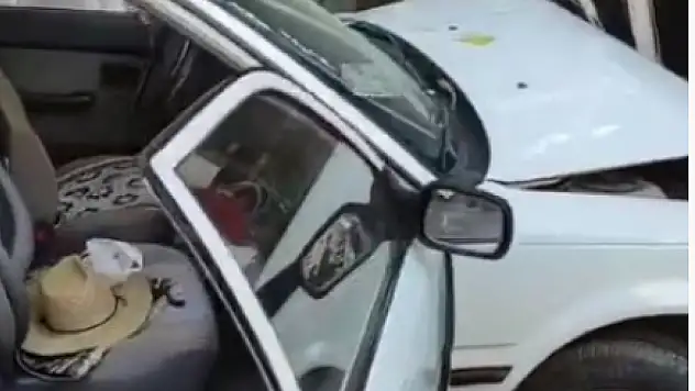 Konya'da hızını alamayan araç iş yerine daldı!