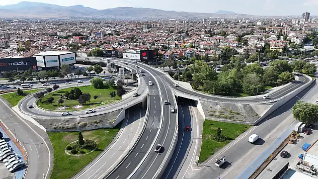 Konya'da iki önemli üst geçit yenilendi! 2 bin 500 ton asfalt kullanıldı
