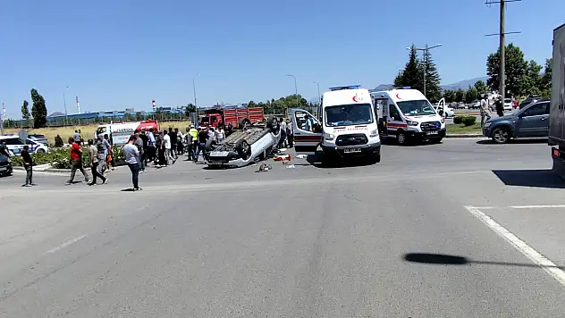 Konya'da iki otomobil çarpıştı, 3 kişi yaralandı