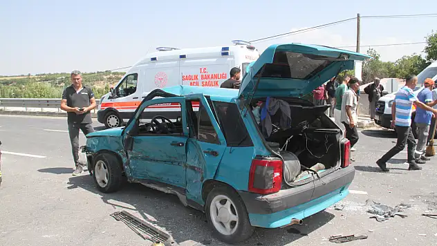 Konya'da iki otomobil çarpıştı: 4 kişi yaralandı