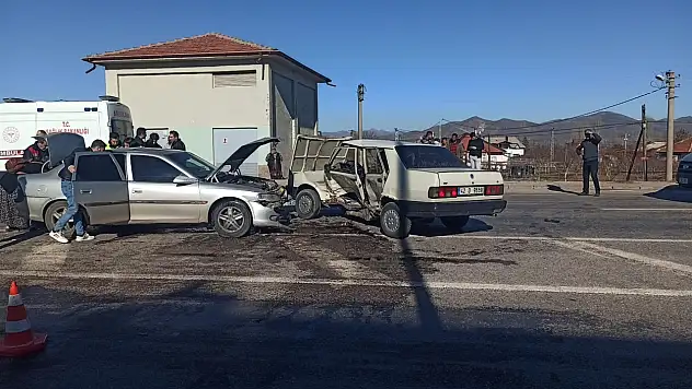 Konya'da iki otomobil çarpıştı: 2 kişi yaralı