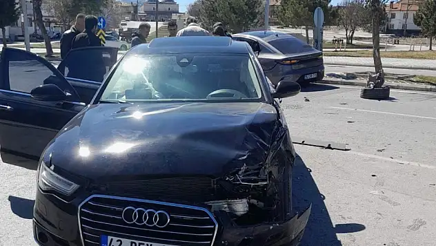 Konya'da iki otomobil çarpıştı: 2 kişi yaralandı