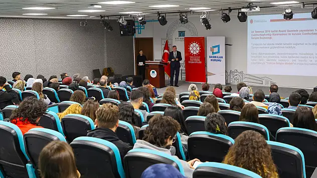 Konya'da iletişim dünyasının temsilcileri gençlere önemli mesajlar verdi