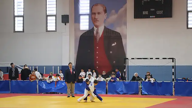 Konya'da Judo İl Birinciliği müsabakaları başladı: Genç sporcular madalya için ter döktü