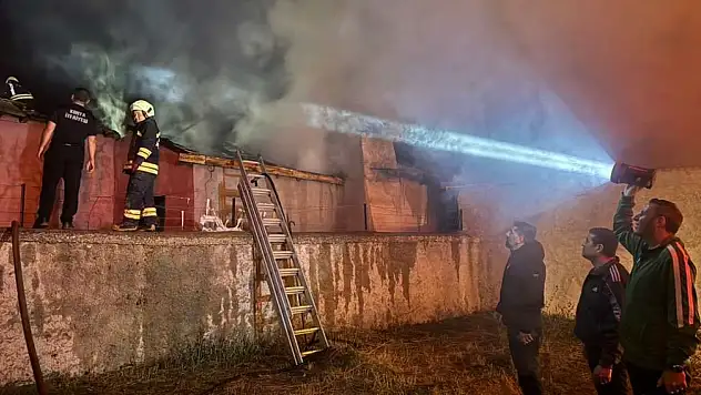 Konya'da kalorifer dairesi alev aldı, yangın bitişik evin çatısına sıçradı