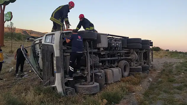 Konya'da kamyon devrildi: Yaralananlar var!