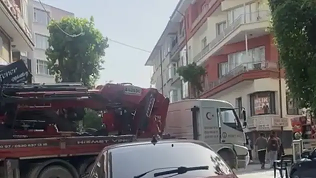 Konya'da kamyon yoldaki tabelaya çarptı