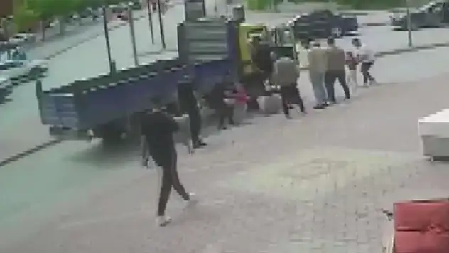 Konya'da kamyonet elektrikli bisiklete çarptı: Facianın yaşandığı olayda çok sayıda yaralı var!
