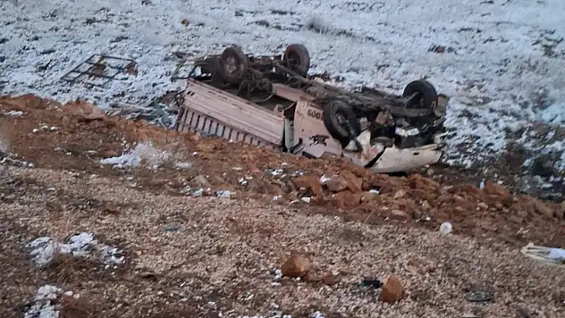 Konya'da kamyonet şarampole devrildi: 1'i ağır 4 yaralı