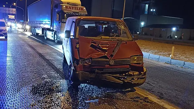 Konya'da kamyonet tıra çarptı: 1 yaralı