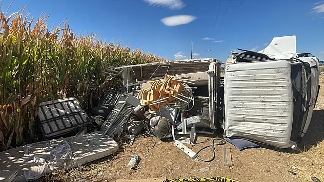 Konya'da kamyonet yol kenarına devrildi: Yaralılar var!