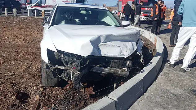 Konya'da kavşak kazası: İki otomobil çarpıştı, sürücüler yaralı