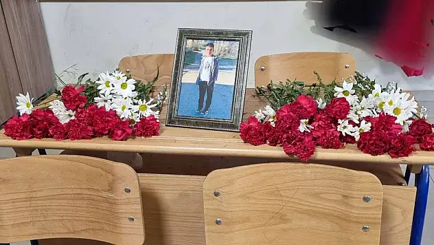 Konya'da kazada hayatını kaybeden 11 yaşındaki Bülent'in sırasına çiçekler bırakıldı