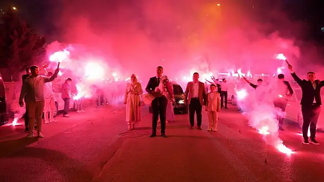 Konya'da kız isteme töreni festivale dönüştü: Meşaleli gösteri sosyal medyada gündem oldu