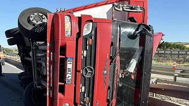 Konya'da kontrolden çıkan kamyon devrildi: 1 kişi yaralandı