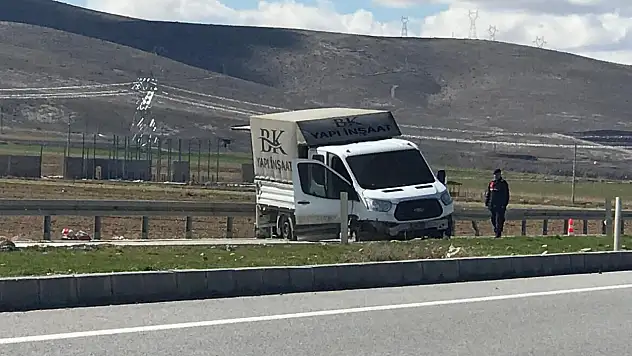 Konya'da kontrolden çıkan kamyonet bariyerlere çarptı: 1 yaralı