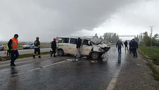 Konya'da kontrolden çıkan minibüs devrildi! Sürücü araçta sıkıştı