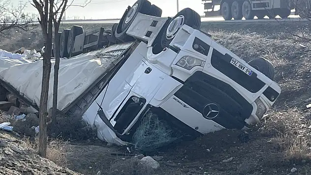Konya'da kontrolden çıkan TIR şarampole devrildi: 2 yaralı
