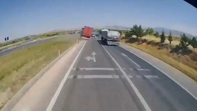 Konya'da kontrolden çıkan TIR karşı şeride geçti: 1 ölü, 10 yaralı