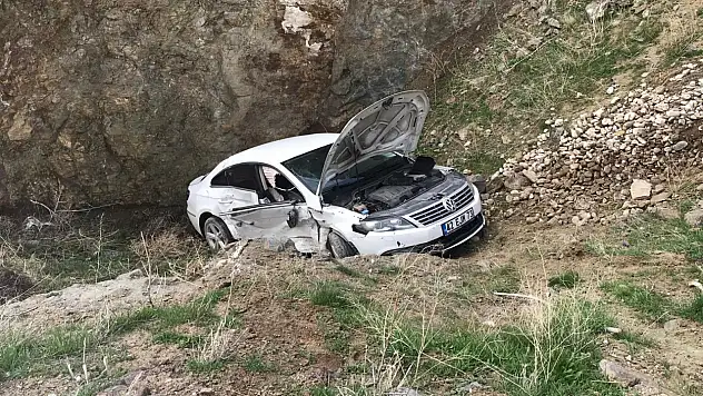 Konya'da kontrolden çıkınca araç şarampole uçtu! 2 kişi yaralı
