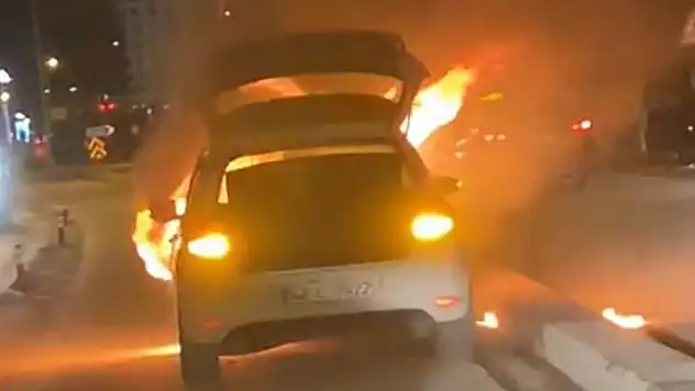 Konya'da korku dolu anlar: Seyir halindeki otomobil alev aldı
