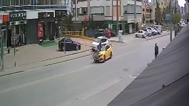 Konya'da korku dolu saniyeler: Taksinin çarptığı bisikletli takla atarak savruldu