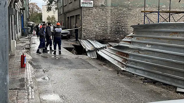 Konya'da korkutan göçük: Doğalgaz ve su borusu patladı!