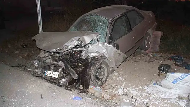 Konya'da otomobil ile traktör çarpıştı! 1'i ağır 2 yaralı