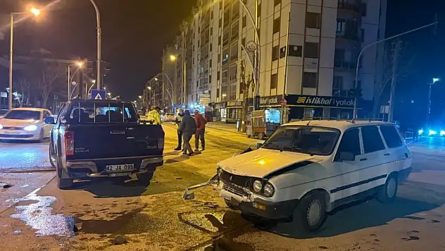 Konya'da korkutan kaza! Kamyonet ile otomobil çarpıştı: 1 yaralı