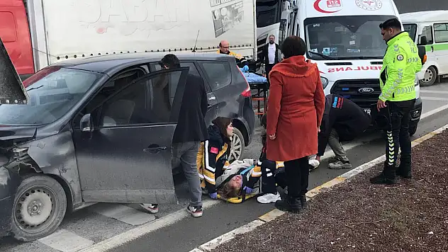 Konya'da korkutan kaza! Otomobil kamyona ok gibi saplandı