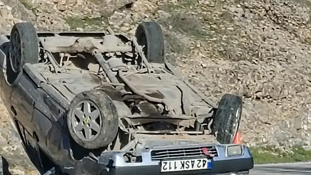 Konya'da korkutan kaza: Otomobil ters döndü