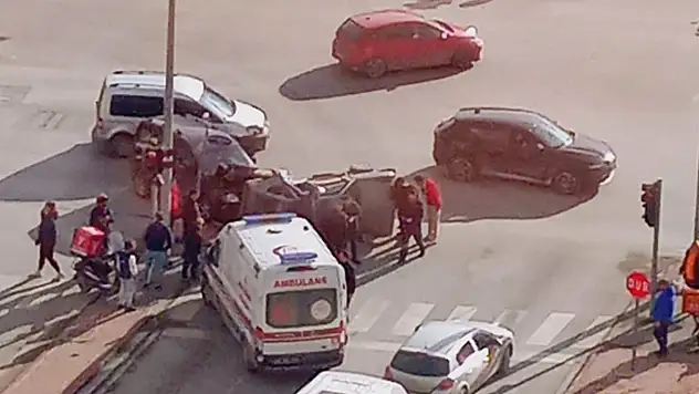 Konya'da korkutan kaza! Hafif ticari araçla çarpışan otomobil devrildi