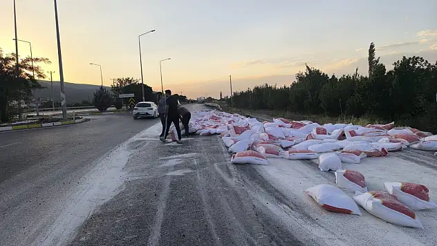 Konya'da korkutan kaza: Un çuvalları yola savruldu