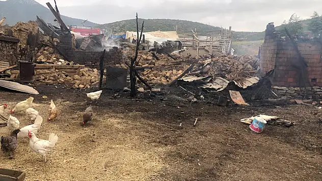 Konya'da korkutan yangın: Bir ev ve ahır kül oldu