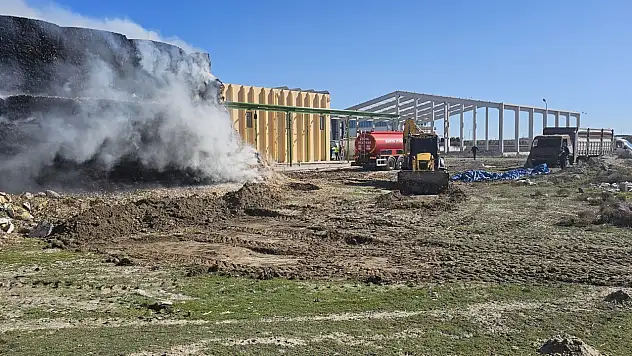 Konya'da korkutan yangın: Tonlarca mısır balyası küle döndü