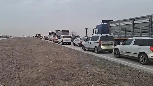Konya'da kum fırtınası sürücülere zor anlar yaşattı: Karayolunda trafik adeta durdu