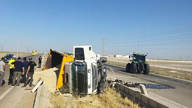 Konya'da kum yüklü kamyon refüje devrildi: 1 yaralı