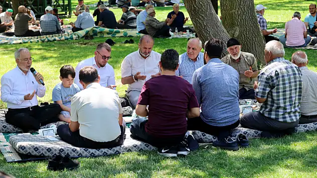 Konya'da Kur'an yarışmasına katılanlara anlamlı ikram