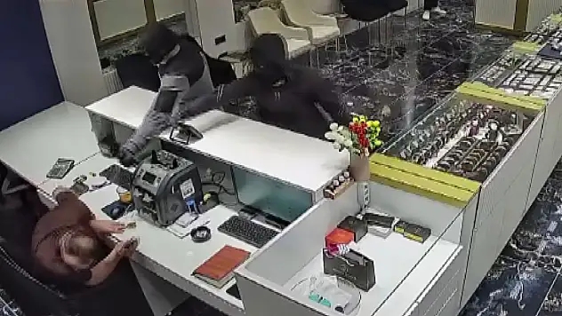 Konya'da kuyumcuda soygun girişimi: 'Şaka sandım, biber gazı sıkınca soygunu anladım'