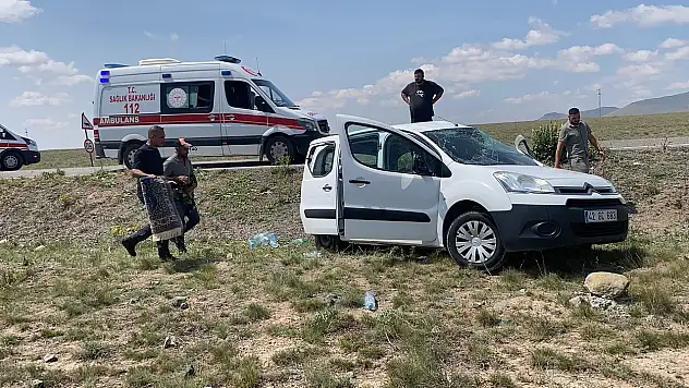 Konya'da lastiği patlayan araç takla attı: 2 kişi yaralandı