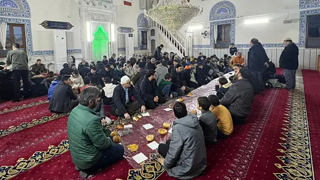 Konya'da manevi uyanış: Öğrenci, veli ve öğretmenler aynı safta!