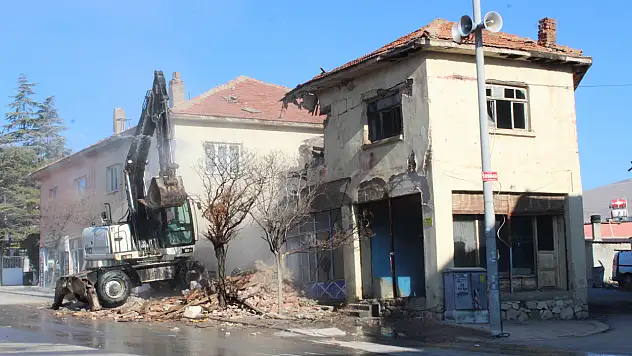 Konya'da metruk binalar yıkılıyor
