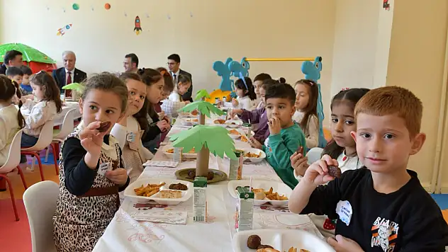 Konya'da minikler tekne orucuyla iftar sevinci yaşadı