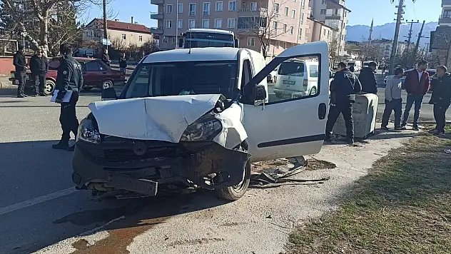 Konya'da öğrenci servisi ile ticari araç çarpıştı: 2 yaralı
