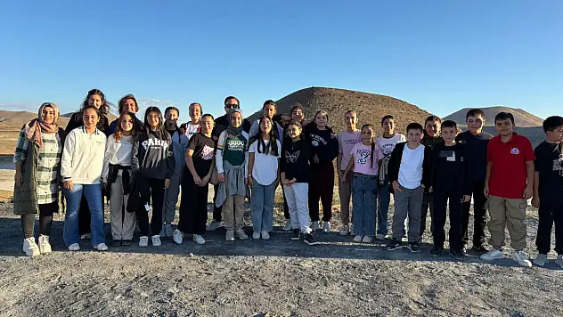 Konya'da öğrenciler Ay ve Satürn'ü gözlemledi