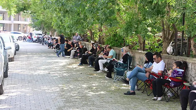 Konya'da öğrenciler sınavda, veliler kampta