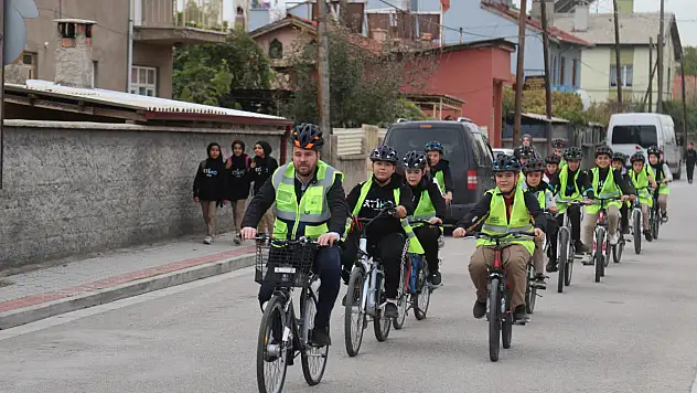 Konya'da okul yolunda bisiklet keyfi: 100 öğrenci her gün pedallıyor