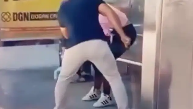 Konya'da otobüs bekleyen kadına tornavidayla saldırdı!