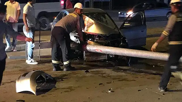 Konya'da otomobil aydınlatma direğine çarptı, sürücü ölümden döndü!